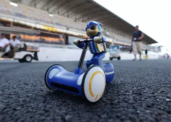 Миниатюрный робот Panasonic Evoia устанавливает новый рекорд (видео)