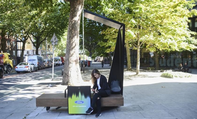 Ford установит в Лондоне смарт-скамейки c солнечными батареями