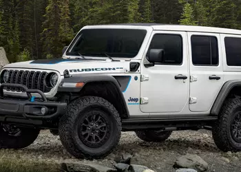 Jeep отзывает гибриды, которые превратились в "кирпичи" из-за неудачного обновления прошивки