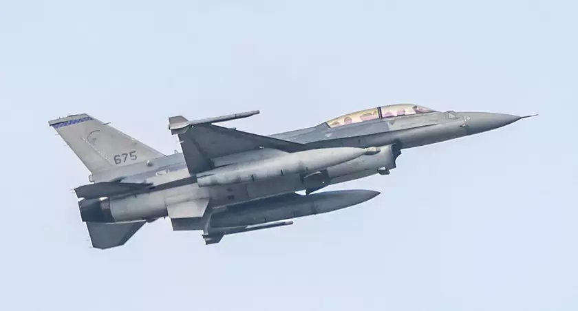 ВВС Сингапура публично подтвердили, что модернизированные истребители F-16 Fighting Falcon вооружены ракетами четвёртого поколения Python 5 с дальностью 20 км