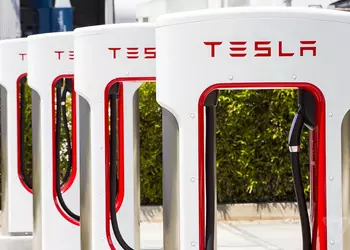 Tesla позволила электромобилям всех типов заряжаться на станциях Supercharger
