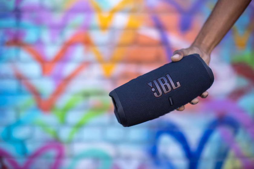 JBL Charge 5 c защитой IP67, портом USB-C и автономностью до 20 часов можно купить на Amazon со скидкой $40