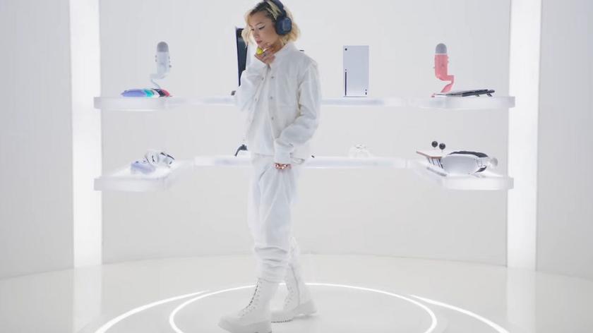 Werbe-Kopfhörer von Logitech entdeckt Xbox Series X Konsole in einem weißen Gehäuse