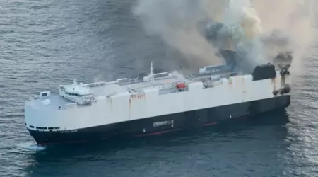 Un navire en flammes rempli de voitures a coulé en eaux internationales