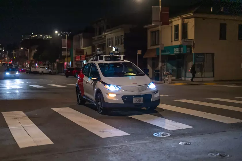 Cruise расширяет услугу роботакси в Финиксе, вклиниваясь на территорию Waymo