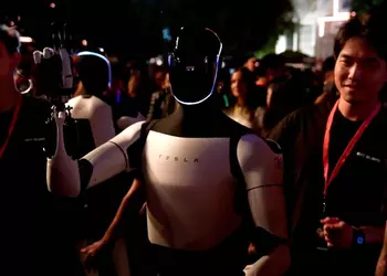 На шоу Tesla Cybercab роботы Optimus оказались не так самостоятельны, как было представлено