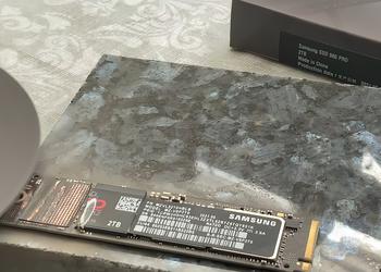 Samsung Deutschland bietet dem Nutzer an, die SSD mit einem Hammer zu zertrümmern, um ein neues Laufwerk auf Garantie zu erhalten