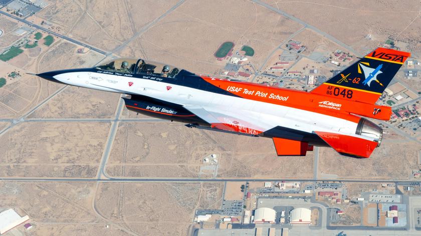 Erste Flugerprobung des US-Kampfflugzeugs F-16 mit dem künstlichen Intelligenzsystem VISTA zur unbemannten Steuerung