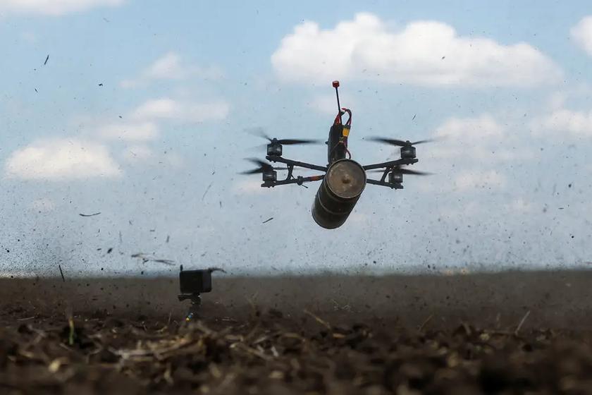 Россия начала развертывание новых беспилотников FPV с оптоволоконными кабелями, невосприимчивыми к радиоэлектронной борьбе.