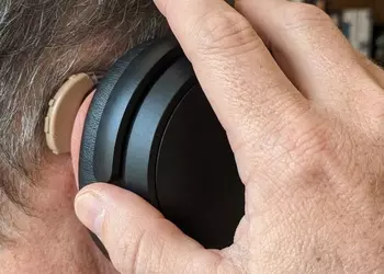 How to Choose the Best Bluetooth Headphones for Hearing Aid Users