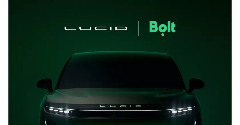 Тизер партнерства Lucid и Bolt с силуэтом автомобиля