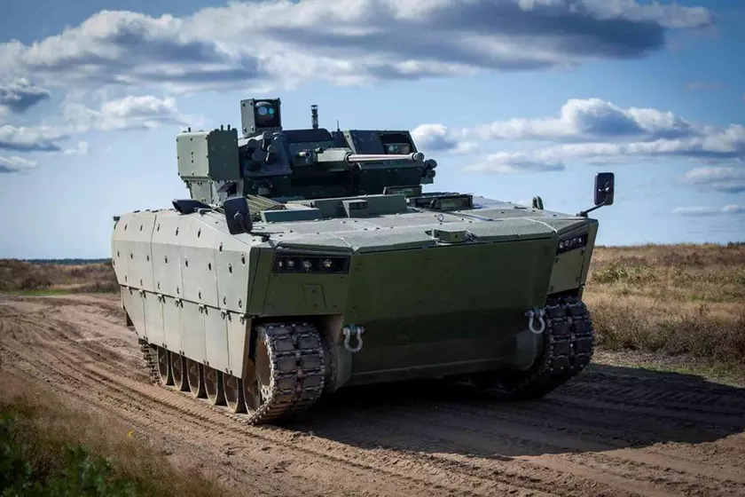 Польша начала испытания новой БМП Borsuk с пушкой Bushmaster MK 44/S, пулемётом UKM-2000C и управляемыми ракетами Spike-LR
