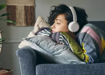 Sony WH-CH520 с автономностью до 50 часов можно купить на Amazon дешевле $40