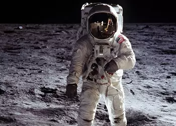 LunarCrush отправляет на Луну ключ от криптокошелька с 62 биткоинами. Его получит тот, кто первым доберется до Луны и отыщет «клад»