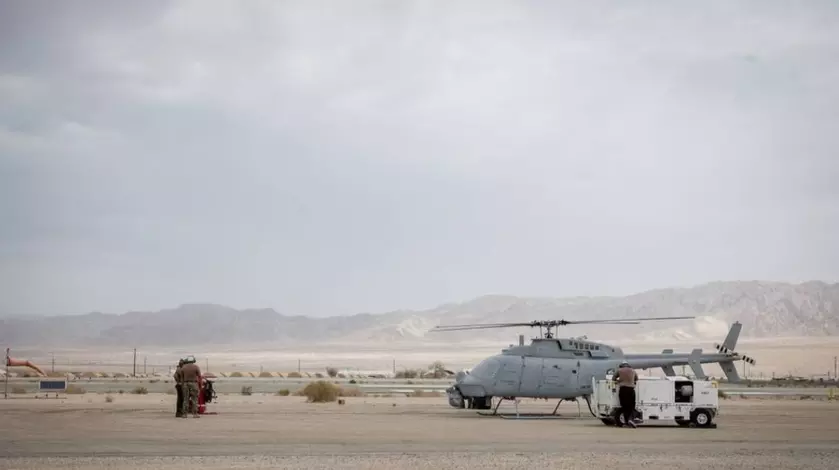 Корпус морской пехоты США впервые в своей истории совершил дозаправку беспилотника с помощью пилотируемого вертолёта – CH-53E Super Stallion пополнил запас топлива у MQ-8C Fire Scout