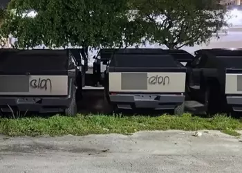 34 новых электрогрузовика  Tesla Cybertruck на парковке были разрисованы непристойными словами в адрес Илона Маска