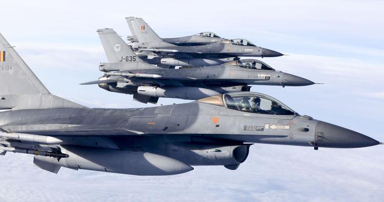 Portugiesische F-16-Flugzeuge fangen russische Flugzeuge in ...