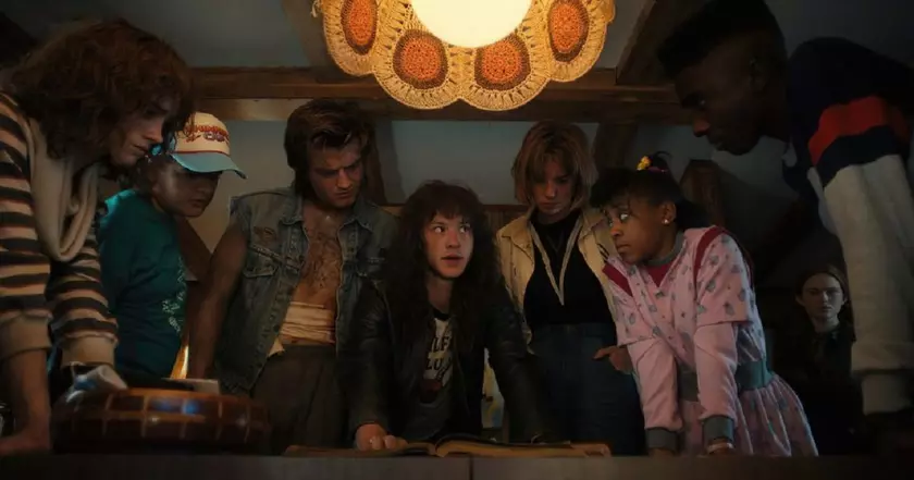 Фанаты в восторге! Фотографии со съемок 5 сезона "Stranger Things" подтверждают возвращение клуба D&D