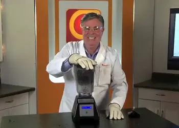 Microsoft Kinect погибает в блендере (видео)