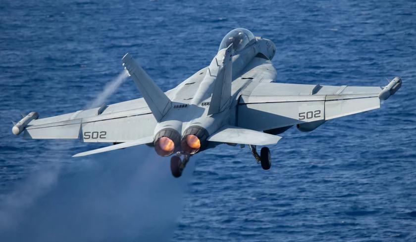Найбільший у світі авіаносець USS Gerald R. Ford вартістю понад $13 млрд із винищувачами F/A-18 Super Hornet виконує патрулювання в Адріатиці-4