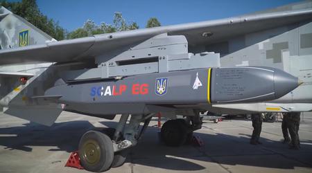 Zelenskyy toonde voor het eerst Franse SCALP-EG raketten met een lanceerbereik van meer dan 250 kilometer op een Oekraïense Su-24 frontlijn bommenwerper.