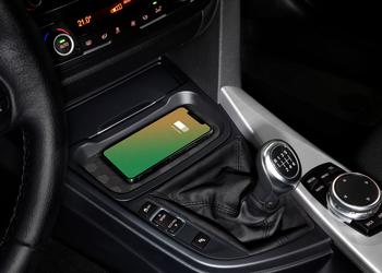 Ein weiteres Problem: Das kabellose Aufladen in BMW-Fahrzeugen deaktiviert den NFC-Chip, damit Apple Pay im iPhone 15 funktioniert.