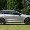 Превью изображения Volvo XC60 2025 года, съемка с боку водителя
