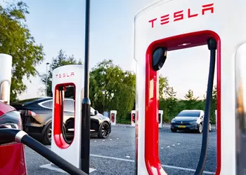 Tesla представила новую зарядную станцию Supercharger V3