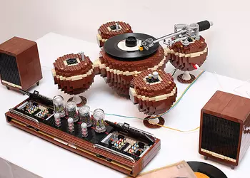 Работающий проигрыватель виниловых пластинок из LEGO