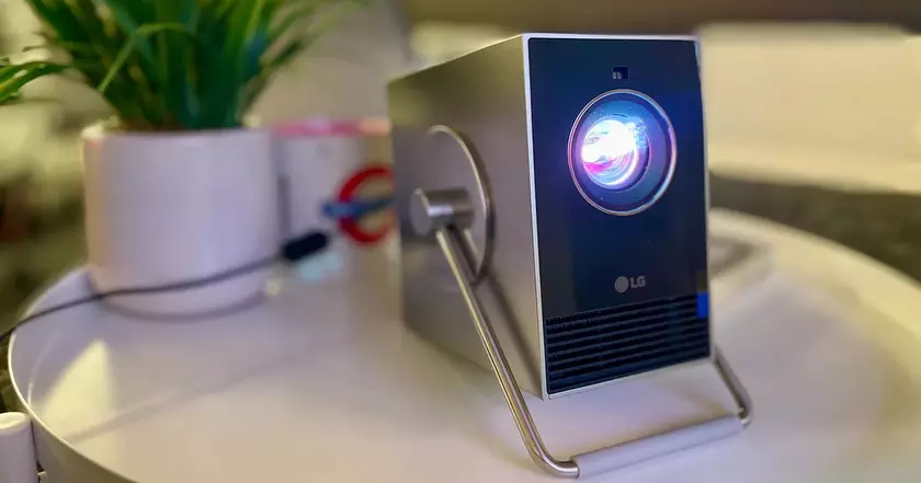Стильный проектор CineBeam Q от LG меняет название и выйдет в США в апреле