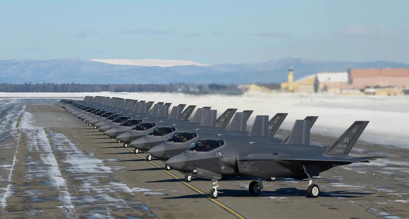 Les États-Unis envoient leurs tout premiers avions de combat F-35 Lightning II sur une base militaire au Groenland.
