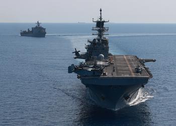 Gli Stati Uniti lasceranno le navi d'assalto anfibio USS Carter Hall e USS Bataan nel Mar Rosso insieme a tre cacciatorpedinieri guidati della classe Arleigh Burke.