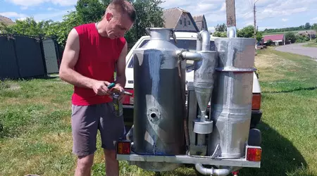 Ukrainian transferred the car to firewood due to fuel shortage