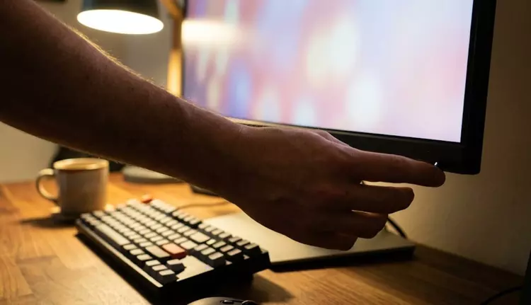 Best Monitors with Built-In Speakers (Cart-Worthy)
