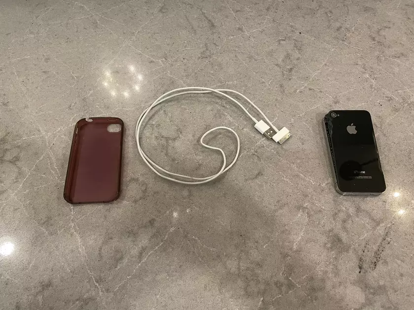 В доме во время зарядки загорелся iPhone 12-летней давности, а камера Google Nest сняла это на видео