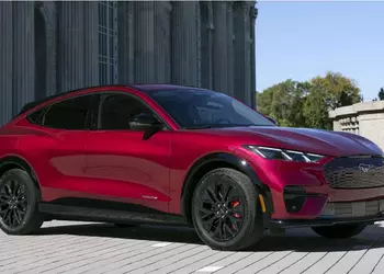 Ford продал вдвое больше электрических Mustang, чем бензиновых