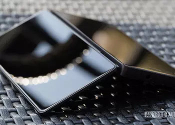 Реальные фото складного смартфона ZTE Axon M