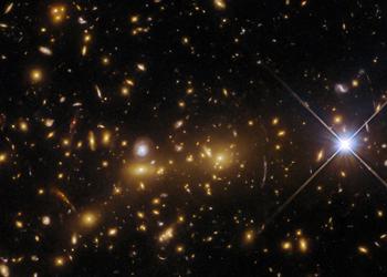 Hubble ha rivelato la nascita di un mostro cosmico a 8 miliardi di anni luce di distanza nella costellazione dei Canes Venatici