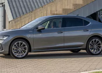 Мощность 200 кВт: у Škoda Superb появилась новая PHEV-версия