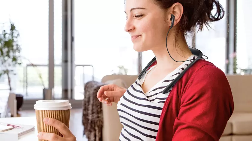 Samsung Level U2: новые беспроводные наушники с шейным ободом за $47