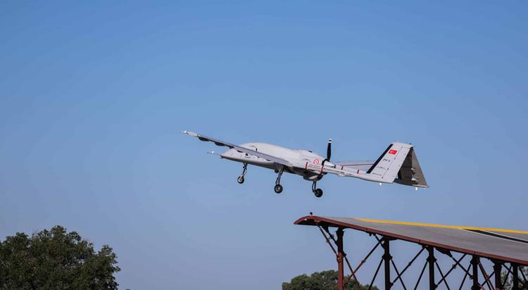 Il drone d'attacco Bayraktar TB3 lanciato ...