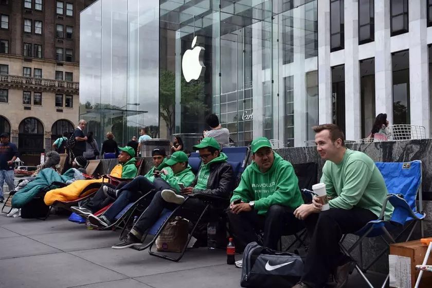 Вы либо в нашу очередь, либо будет хуже: что говорят люди, которые выжили в очереди за iPhone X