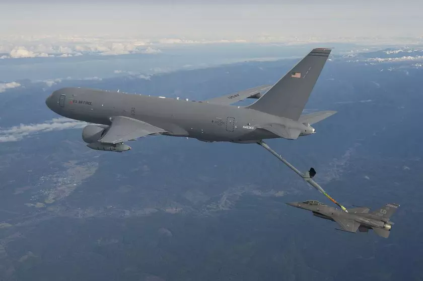 Воздушный танкер Boeing KC-46 Pegasus уже может дозаправить в полёте любой самолёт, кроме легендарного A-10 Thunderbolt II
