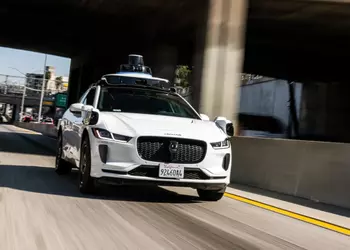 Беспилотные автомобили Waymo теперь могут самостоятельно передвигаться по шоссе
