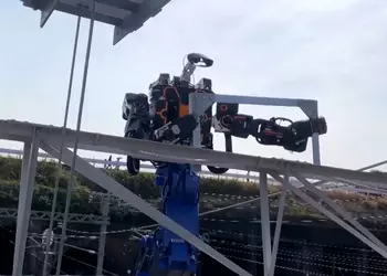  Япония ввела в эксплуатацию огромного человекоподобного робота для обслуживания железных дорог