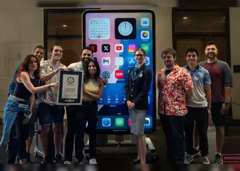 Новый рекорд Гиннесса: блогеры сделали самый большой в мире iPhone 15 Pro Max высотой 2 метра и весом более 200 кг