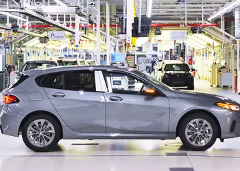BMW научила автомобили ездить по заводу без водителя: что это означает для производства?