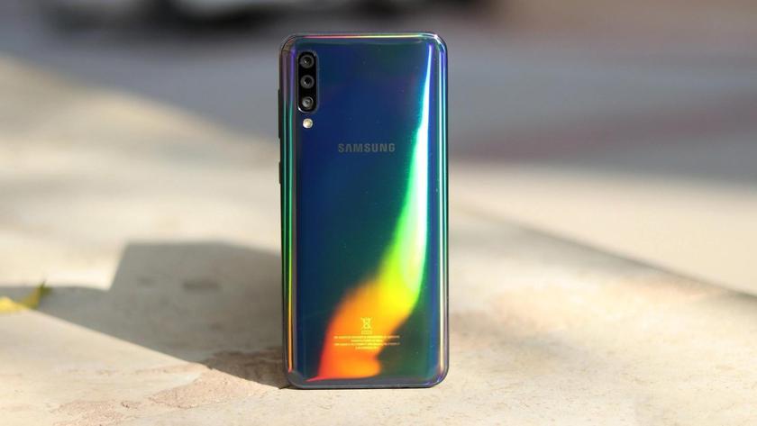 Samsung Galaxy A50 получил новое обновление: в прошивке улучшили алгоритм считывания отпечатков пальцев