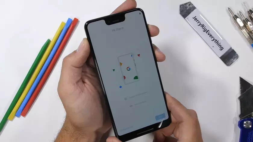 Google Pixel 3 XL на тестах JerryRigEverything: все почти хорошо