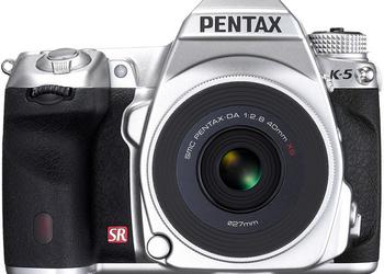 Серебристая зеркалка Pentax K-5 с самым тонким в мире унифокальным объективом